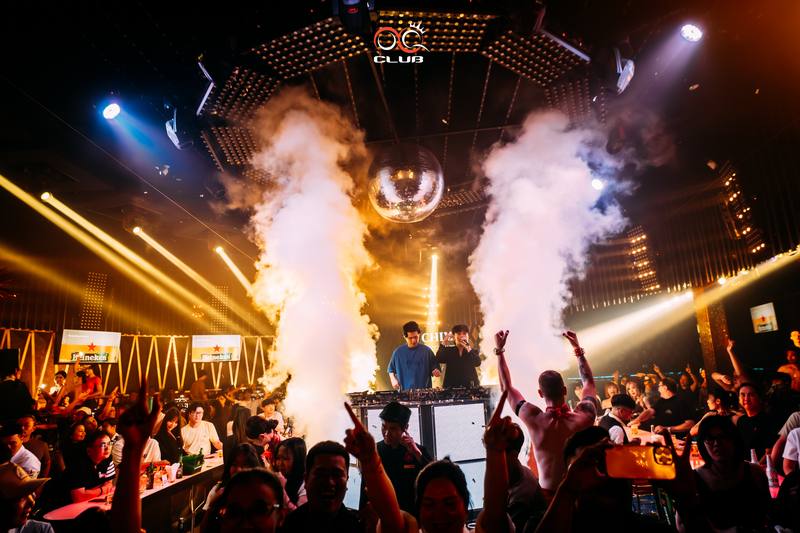 Sân khấu và ánh sáng tại OQ Club